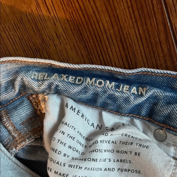 American Eagle Relaxed Mom Jeans - Picture 5 of 6